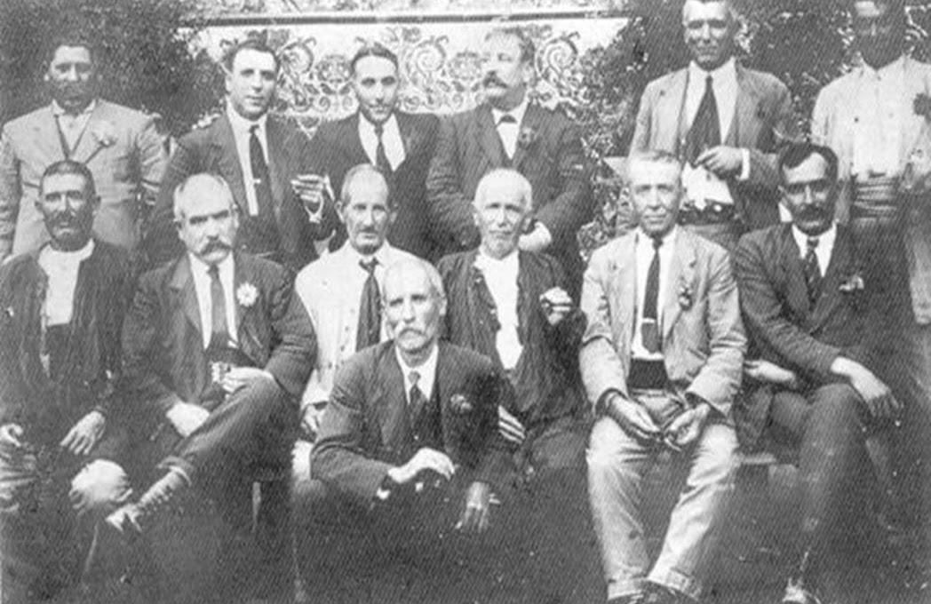 Una de les primeres juntes de l'Ateneu Familiar